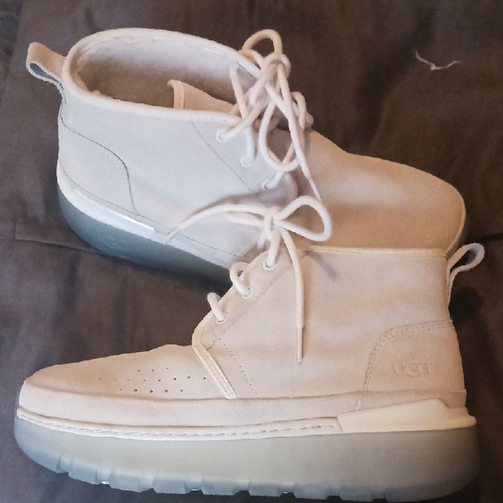 UGG Men's Tan Chukka Boots .